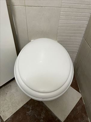 WC ŠOLJA KONZOLNA SA POKLOPCEM -HATRIJA