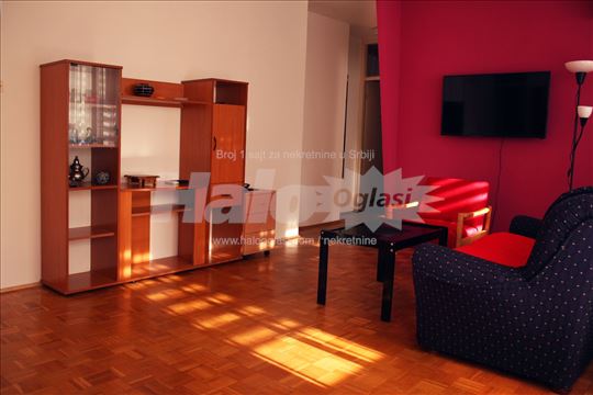 lep, svetao, dvosoban stan u 63. bloku