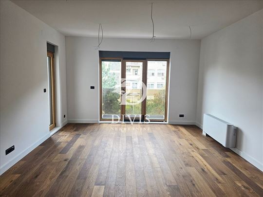 Luksuzan trosoban stan kod Zvezdinog stadiona 121m