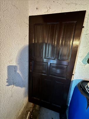 Na prodaju drvena stolarija