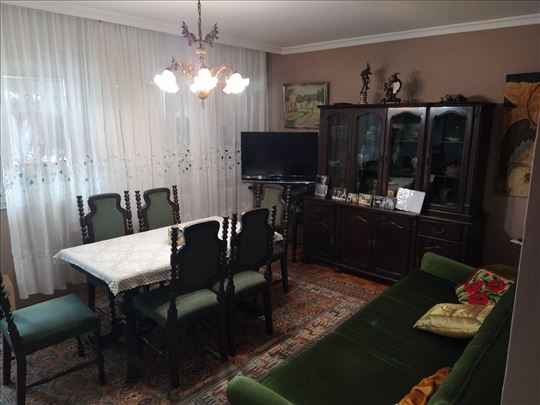 Trpezarijski sto sa 6 stolica