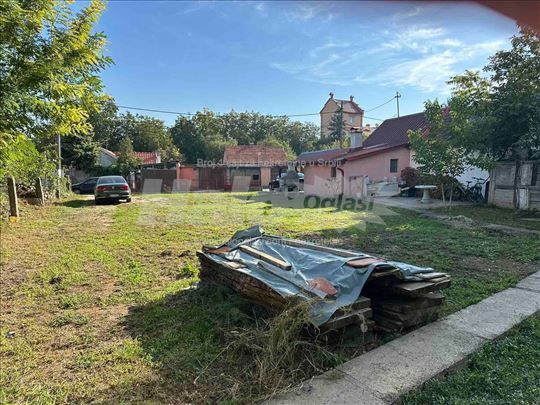 Stan u kuci, veliko, ogradjeno dvoriste, parking