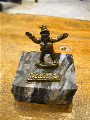 Mala mesingana  figura na mermernom postolju