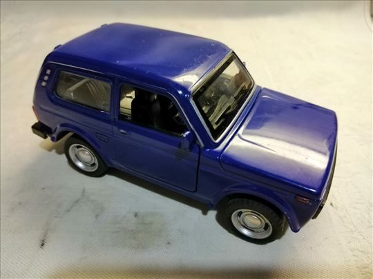 Auto Lada Niva oko 1:24 (13 cm.) fali z.levi zmiga
