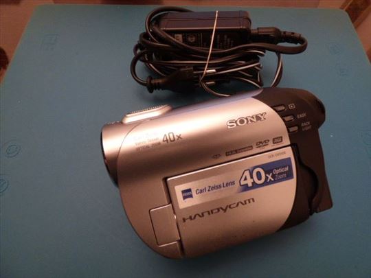 Sony DCR-DVD106 - video kamera sa punjačem 
