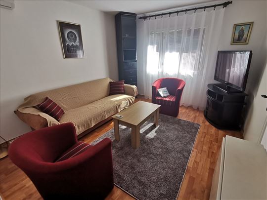 Dobar 35m2, namešten, upotreba dvorišta