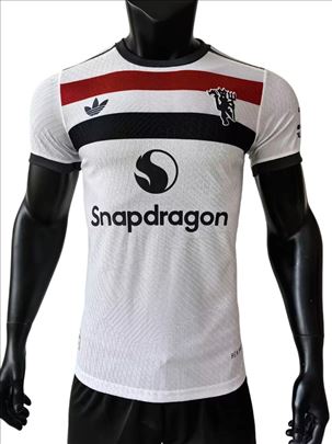 Manchester United 2024/2025 dres treća garnitura