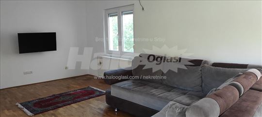 izdajem stan 90m2