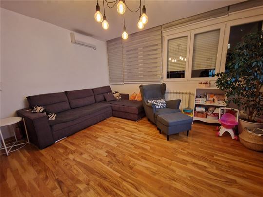 Kompletno renoviran i namešten, 62m2+4m2 lođa