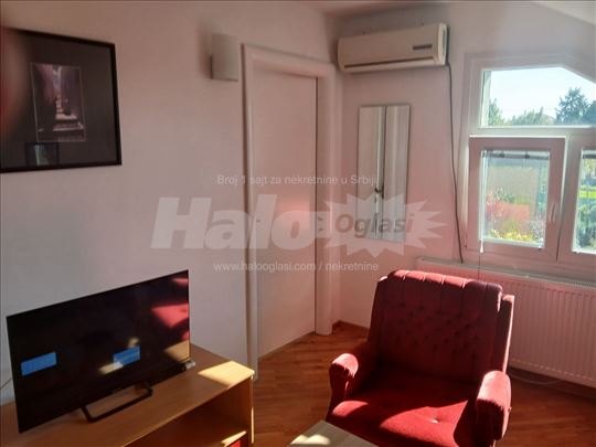 Izdajem stan u Jajincima blizu marketa i spomen