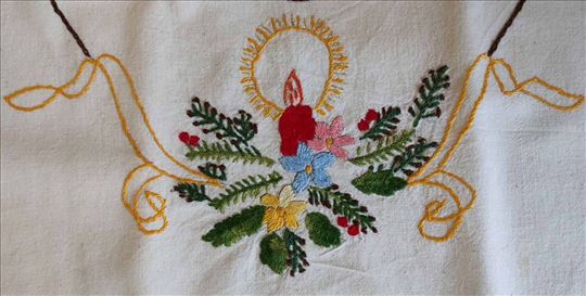 Ručno vezeni milje obšiven čipkom  97x45 cm