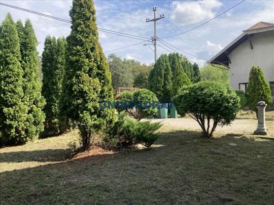 Obrenovac,tri kuće,dva p.objekta,hala,1.000m2,24ar