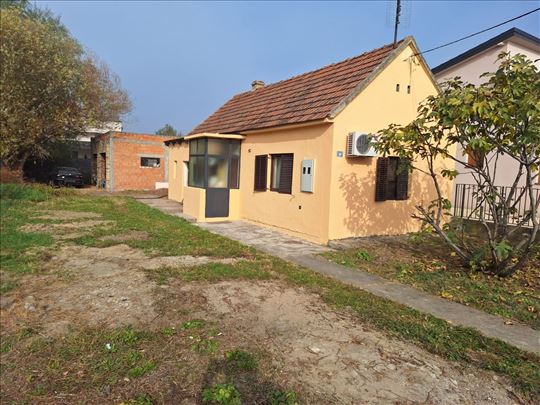 Batajnica kuća 58m2, garaža 48m2, plac 5,17 ari