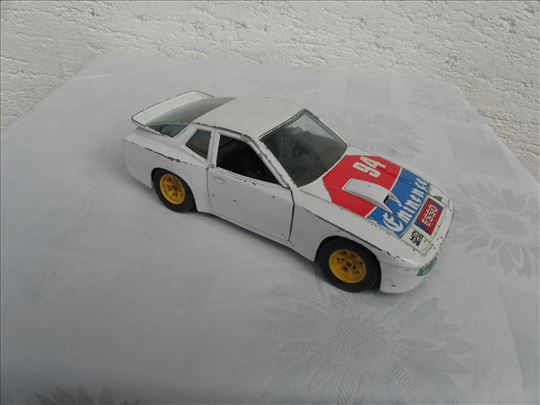 Burago Porsche 924, 1 /24, beli, izgreban. Imam i 