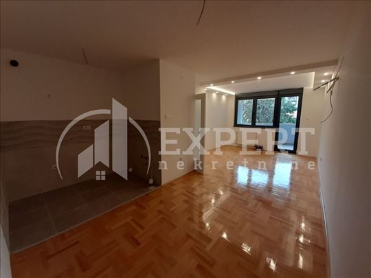 Izdaje se prazan stan, Centar, EG,  66m2, 480e