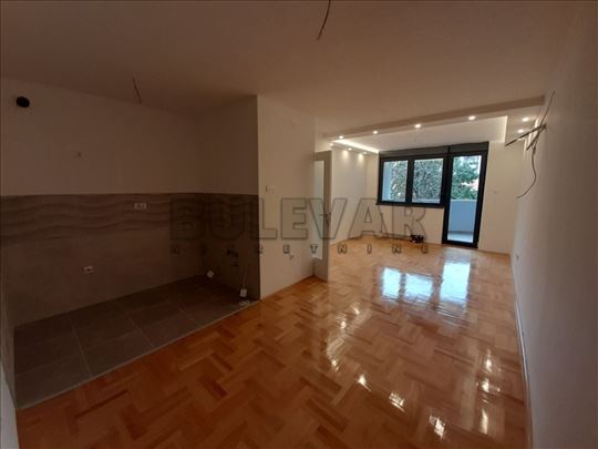 Izdaje se prazan stan, Centar, EG,  66m2, 480e