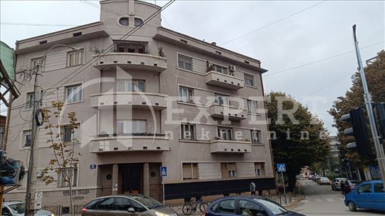 Centar, Garetova palata, stan 102 m2, II sprat