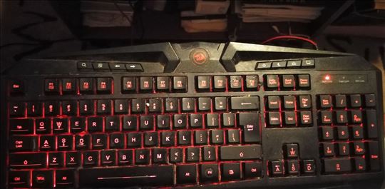 Tastatura Redragon svetleca 1 sarka nedostaje