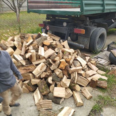 Suva i sirova isecena i iscepana drva za ogrev 