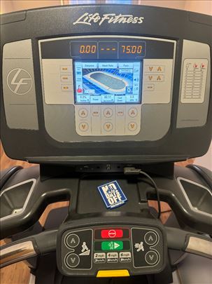 Profesionalna Life Fitness traka za trčanje