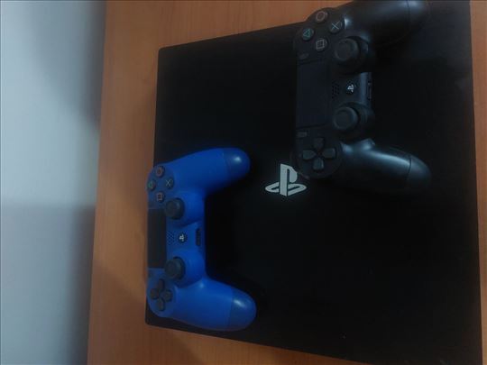 PlayStation4 Pro 1TB sa dva dzojstika i 4 igre