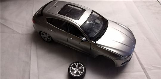 Burago Maserati Levante,1:24,Fali retrovizor i toc