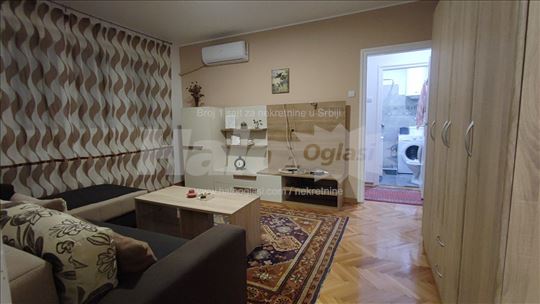 Zemun Karađorđev trg, renoviran i namešten stan