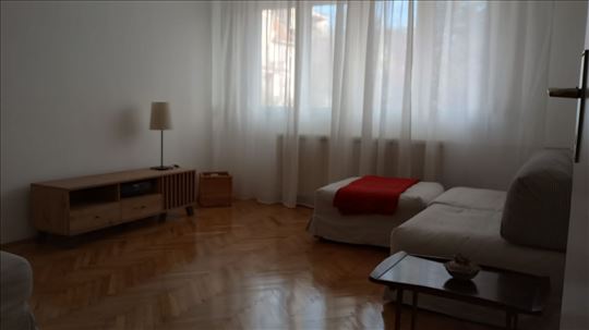 Izdaje se na Vracaru ugao Krunske i Smiljaniceve u