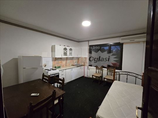 Izdajem stan u Zemun polju