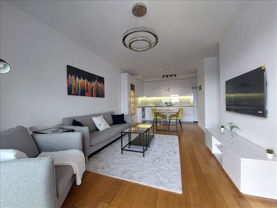 Nov, luksuzno opremljen 3.0 stan, garazno mesto 