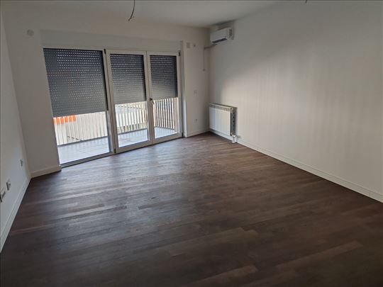 Tesla Palace-trosoban stan-uknjižen-sa garažom