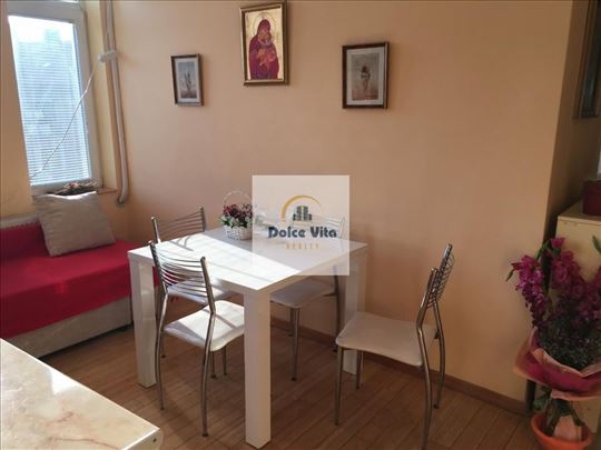 Dvoiposoban salonac u pešačkoj zoni