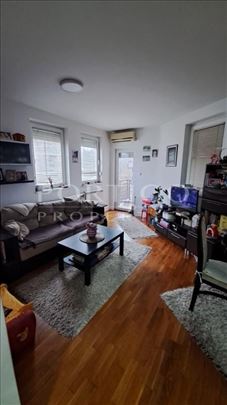 Prelep dvosoban stan u novijoj zgradi