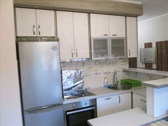 Lepo namešten stan sa dve spavaće sobe