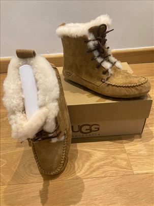 Ženske zimske čizmice - UGG Chickaree
