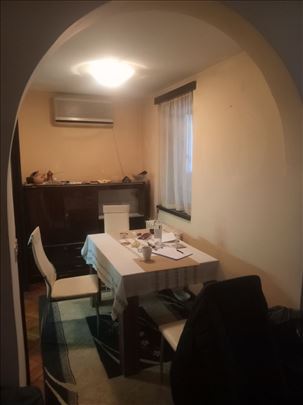 Banovo brdo, stan sa galerijom