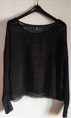 Madonna  bluza sa porukama vel. M/L