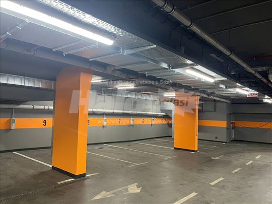 Parking mesta u luksuznoj zgradi kod Hrama