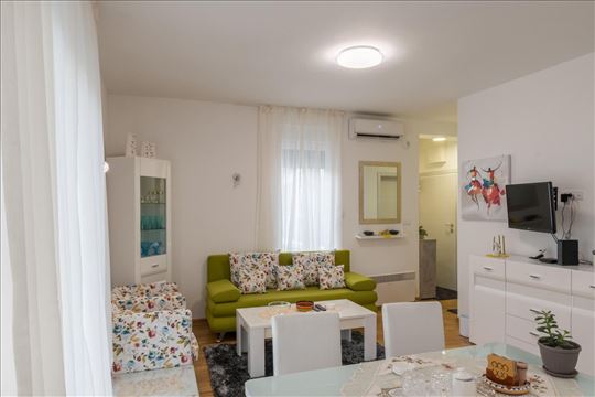 Prodajem stan u Vrnjačkoj Banji sa velikom terasom