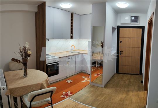 Izdajem Nov luksuzan, sredjen  jednosoban Stan,38 