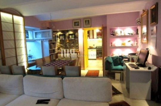 2,0 uknjižen stan na Autokomandi