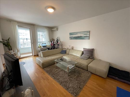 Uknjižen, odmah useljiv sa garažom