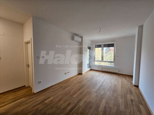 Prazan ili polunamešten stan sa garažom