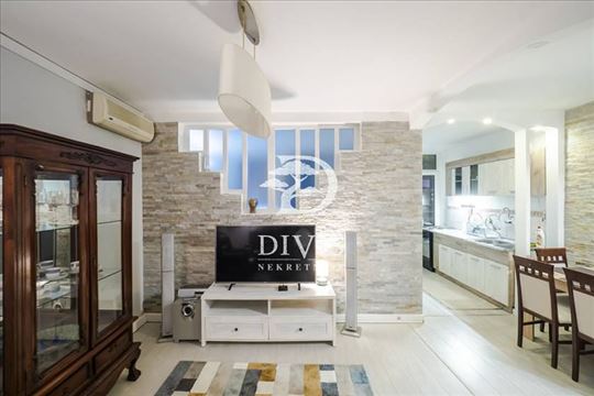 Prodajemo dvoiposoban stan,Blok 21, 55m2