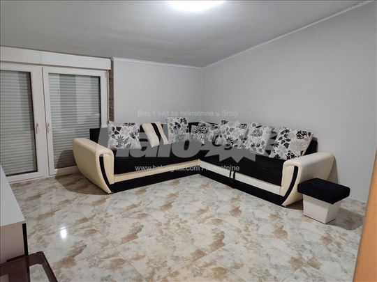 Odmah useljiv potpuno namesten stan 