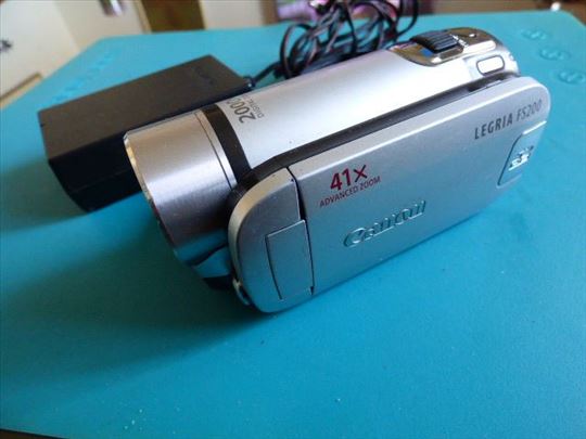 Canon Legria FS200 - video kamera sa punjačem