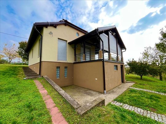 Kuca 124m2 (oko 180 m2 realno) Grgurevci na 4200m2