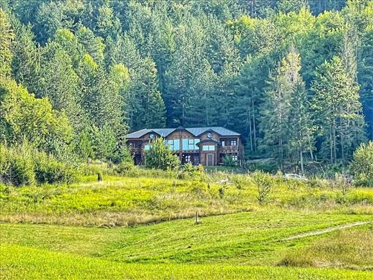 Kuća sa 6 apartmana- pogled na Zaovinsko jezero