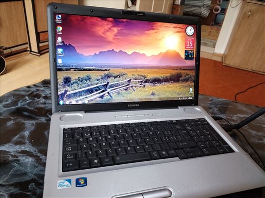 laptop toshiba 17,6 incha potpuno ispravan