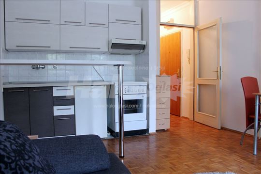 Garsonjera, Gandijeva, Blok 63